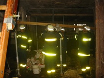 Einsatz: Nieder-Wöllstadt - Hilfeleistung nach Scheunenbrand