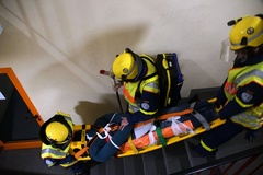 Abstieg mit Verletzten über das Treppenhaus