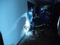 Herstellung einer Rettungsöffnung in einer Wand, Quelle: THW / Alexander Mann