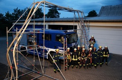 Übung: Feuerwehr und THW bauen Schlauchbrücke