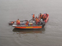 Rettung nach einem simulierten Zusammenstoß zweier Sportboote, die zu sinken drohen