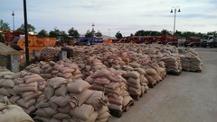 Befüllte Sandsäcke im Bereitstellungsraum, bereit zum Verbau
