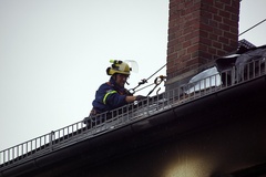 Arbeiten direkt auf der Dachhaut - Sicherung des Helfers mittels Seiltechnik